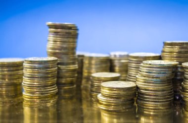 Mavi tek sesli arka plan. Kule paralar üzerinden. Ukraynalı hryvnia. Para ve finans, kar. İş. Birikimi.