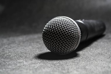 Siyah arka plan. Şarkı için mikrofon. Karaoke. Modern teknolojiler. Müzik. Becerikli alet.