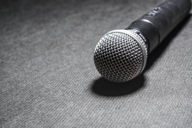 Siyah arka plan. Şarkı için mikrofon. Karaoke. Modern teknolojiler. Müzik. Becerikli alet.
