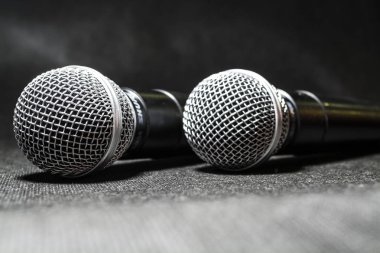 Kiev, Ukrayna. 10 Ocak 2019. Siyah arka plan üzerine şarkı için mikrofon yatıyor. Karaoke. Modern teknolojiler. Müzik. Becerikli alet
