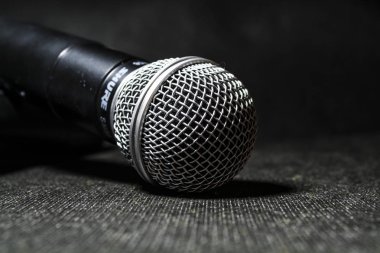 Kiev, Ukrayna. 10 Ocak 2019. Siyah arka plan üzerine şarkı için mikrofon yatıyor. Karaoke. Modern teknolojiler. Müzik. Becerikli alet
