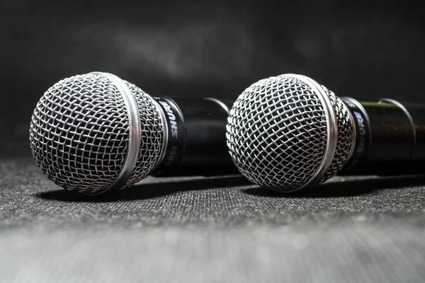 Kijów, Ukraina. 10 stycznia 2019 r. Mikrofon do śpiewania na czarnym tle leży. Karaoke. Nowoczesne technologie. Muzyka. Gadżety — Zdjęcie stockowe