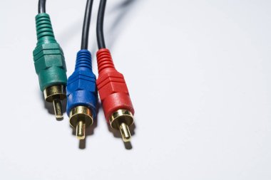 Beyaz arka plan. Birkaç siyah Telleri fişler ile. TV kablosu, multimedya. Lale. Farklı renk. Elektronik.