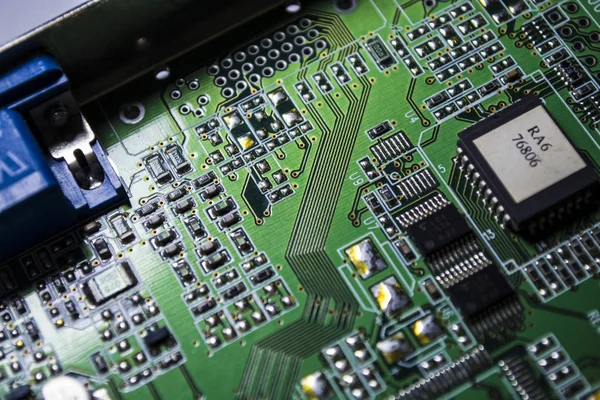 Das Motherboard von grüner Farbe vom Personal Computer. Reparatur. Textur oder Hintergrund. Elektronik. Ersatzteile. — Stockfoto