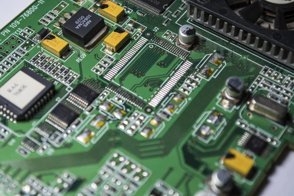 Das Motherboard von grüner Farbe vom Personal Computer. Reparatur. Textur oder Hintergrund. Elektronik. Ersatzteile. — Stockfoto