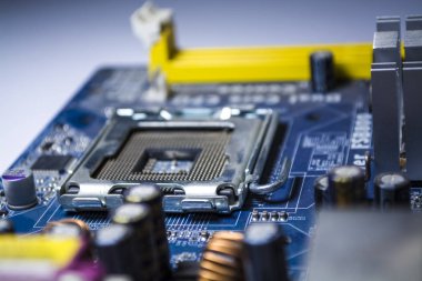 Mavi anakart ve ayrıntıları, eski ve toz kişisel bilgisayar ile. Onarım. Doku veya arka plan. Atölye. 