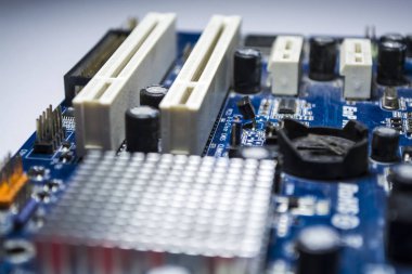 Mavi anakart ve ayrıntıları, eski ve toz kişisel bilgisayar ile. Onarım. Doku veya arka plan. Atölye. 