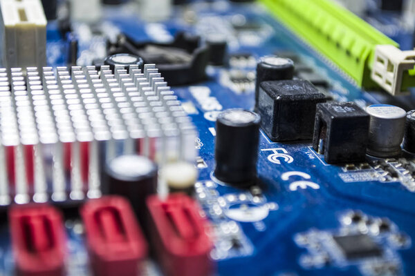 Голубая материнская плата и детали, старые и с пылью от персонального компьютера. Ремонт. Текстура или фон. Мастерская
. 