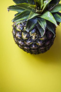 Yeşil parlak tek sesli arka plan. Tropikal meyve ananas. Yaz ve egzotik. Vitamin ve yararlı meyve. Gıda.