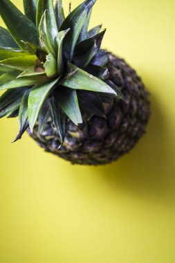 Yeşil parlak tek sesli arka plan. Tropikal meyve ananas. Yaz ve egzotik. Vitamin ve yararlı meyve. Gıda.