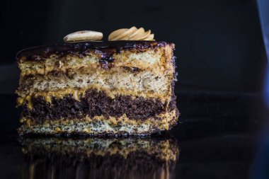 Çikolata ev yapımı lezzetli pasta siyah tek sesli zemin. Taze hamur işleri. Parça. Pasta. Gıda.