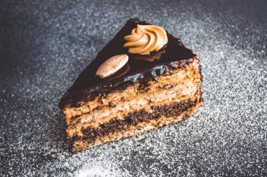 Çikolata ev yapımı lezzetli kek üzerine pudra şekeri ile arka planı gri tek sesli. Taze hamur işleri. Parça. Pasta. Gıda.