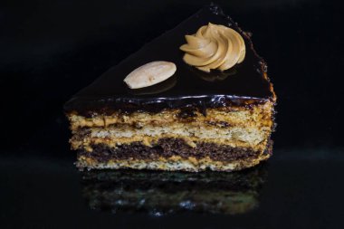 Çikolata ev yapımı lezzetli pasta siyah tek sesli zemin. Taze hamur işleri. Parça. Pasta. Gıda.