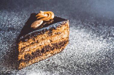 Çikolata ev yapımı lezzetli kek üzerine pudra şekeri ile arka planı gri tek sesli. Taze hamur işleri. Parça. Pasta. Gıda.