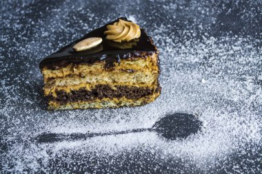 Çikolata ev yapımı lezzetli kek üzerine pudra şekeri ile arka planı gri tek sesli. Taze hamur işleri. Parça. Pasta. Gıda.