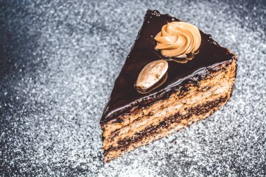 Çikolata ev yapımı lezzetli kek üzerine pudra şekeri ile arka planı gri tek sesli. Taze hamur işleri. Parça. Pasta. Gıda.