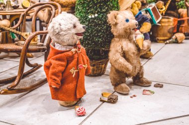 Teddy kahverengi ayı iyi eğlenceler ve dondurma yemek. Oyuncak Sergisi. Yeni yıl partisi. Deyim.