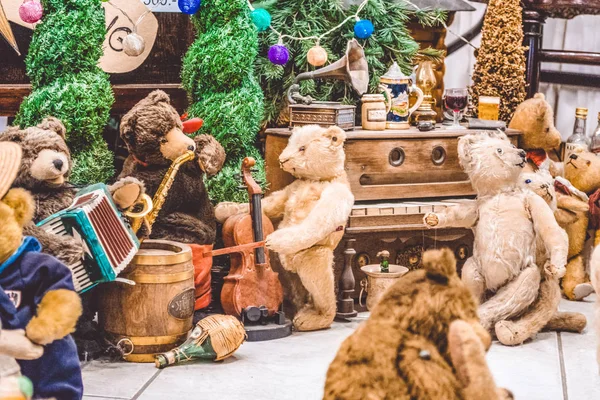 Bruna nallar är upptagen med trivialiteter. Utställningen av leksaker. En fest med ett piano på nyårsafton. Uttalande. — Stockfoto