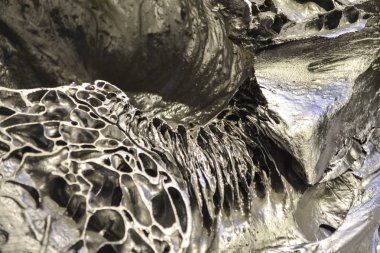 Arka plan veya doku cilt tarama ile gümüş bir taş. Doğal katı malzeme. Siyah-beyaz. Doğal mineral.