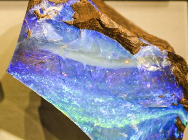 Soyut arka plan veya doku bir taş ile mavi ve yeşil, bir bölümdeki sedefli kristal. Mineraller.