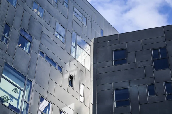 Sobre el fondo del cielo azul veraniego de un detalle de construcciones modernas negras y grises. Arquitectura inusual. Innovación — Foto de Stock