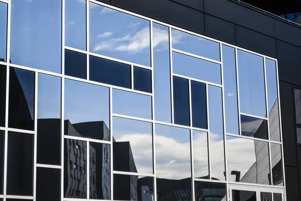 Sobre el fondo del cielo azul veraniego de un detalle de construcciones modernas negras y grises. Arquitectura inusual. Innovación — Foto de Stock