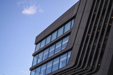 Modern ve sıradışı mimari metal ve cam. Standart formlar ve kararlar. Çizgiler ve büyük bina geometrisi. 