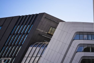 Modern ve sıradışı mimari metal ve cam. Standart formlar ve kararlar. Çizgiler ve büyük bina geometrisi. 