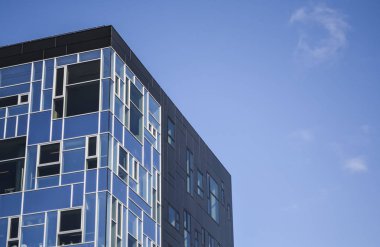 Modern ve sıradışı mimari metal ve cam. Standart formlar ve kararlar. Çizgiler ve büyük bina geometrisi. 