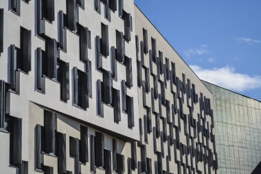 Modern ve sıradışı mimarisi. Standart formlar ve kararlar. Çizgiler ve siyah beyaz tonlarda binanın büyük geometri