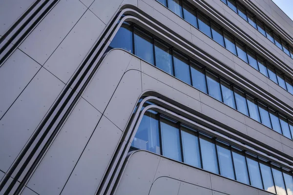 Arquitectura moderna e inusual de metal y vidrio. Formularios y decisiones no estándar. Líneas y geometría del gran edificio . — Foto de Stock