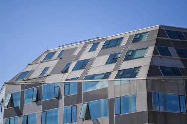 Modern ve sıradışı mimari metal ve cam. Standart formlar ve kararlar. Çizgiler ve büyük bina geometrisi. 