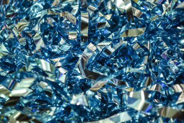 Konfeti. Festival süsleme, dekor yeni yıl yağmur. Doğum günü. Arka plan veya doku. Parlak mavi renkler. Tatil.