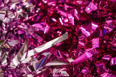 Konfeti. Festival süsleme, dekor yeni yıl yağmur. Arka plan veya doku. Parlak koyu kırmızı, kırmızı ve pembe renkler. Tatil.