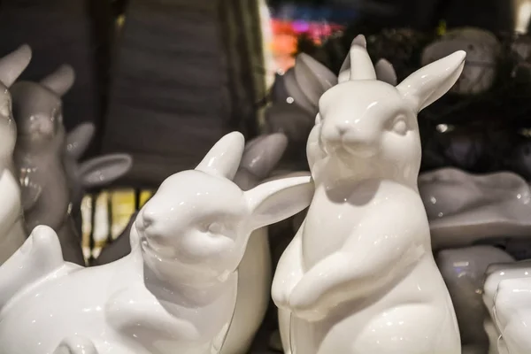 Easter portselyanovy kaniner av vit färg. En inredning för en semester. Ljus smycken. Harar. — Stockfoto