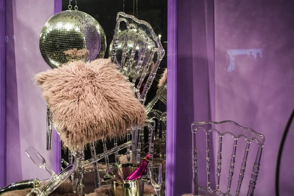 Disco sfär. Spridda stolar och glasögon, champagne flaskor. Exposition. Dekorativa Visa-fönster. Rosa färger. Kaos. — Stockfoto