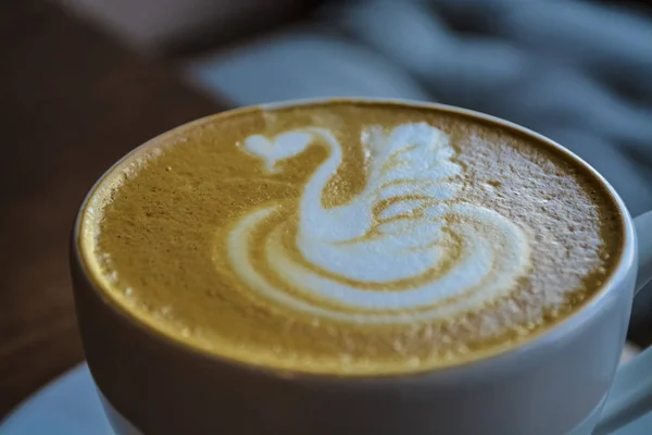 Taze ve hoş kokulu kahve kahve dükkanında. Bir kuğu çizim ile bir kapuçino Kupası. Latte sanat. Canlandırıcı içki. — Stok fotoğraf