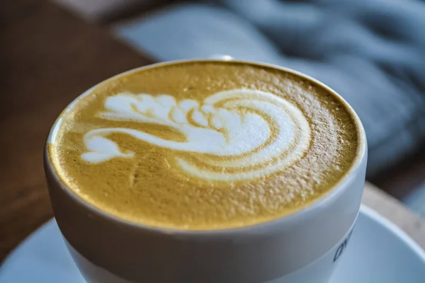 Frischer und duftender Kaffee im Café. eine Cappuccino-Tasse mit der Zeichnung eines Schwans. Latte Art. das belebende Getränk. — Stockfoto