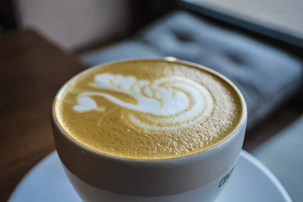 Kopi segar dan harum di kedai kopi. Cangkir cappuccino dengan gambar angsa. Latte art. Minuman menyegarkan . — Stok Foto