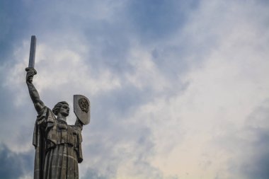 Kiev, Ukrayna Anavatan büyük heykel. Tarihsel görüş. SSCB. Mavi gökyüzü.