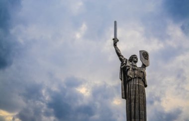 Kiev, Ukrayna Anavatan büyük heykel. Tarihsel görüş. SSCB. Mavi gökyüzü.