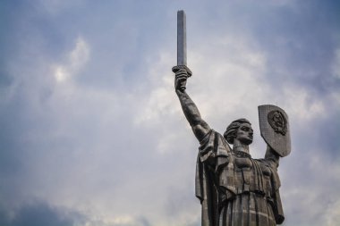Kiev, Ukrayna Anavatan büyük heykel. Tarihsel görüş. SSCB. Mavi gökyüzü.