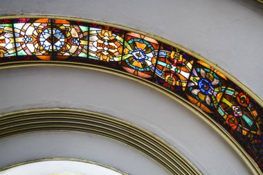 Yarım silindirik formu kavisli ve çok renkli vitray pencereler ile Sovyet binasının tavan. Eski mimari.