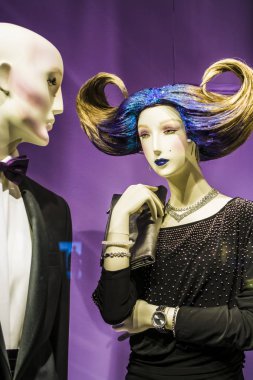 İki olağandışı aptallar ve orijinal saç modeli. Mavi saçlı ve siyah elbiseli bir kız. Modern moda.