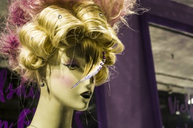 Olağandışı aptallar ve orijinal saç modeli. Pembe saçlı ve siyah elbiseli bir kız. Modern moda.