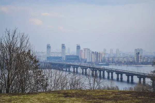 Красивый вид на реку и Киев, Украина. Солнечный весенний день. Мосты и городская архитектура. Пейзаж . — стоковое фото