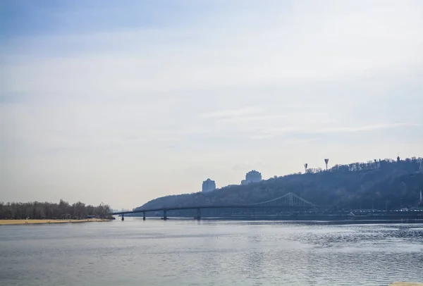 Красивый вид на реку и Киев, Украина. Солнечный весенний день. Мосты и городская архитектура. Пейзаж . — стоковое фото