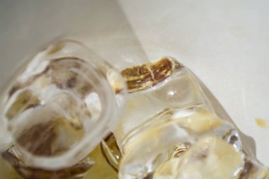 Güçlü kahve ile cam büyük buz küpleri. Alternatif soğuk Brew içki. Oyun renk ve ışık yamalari. 