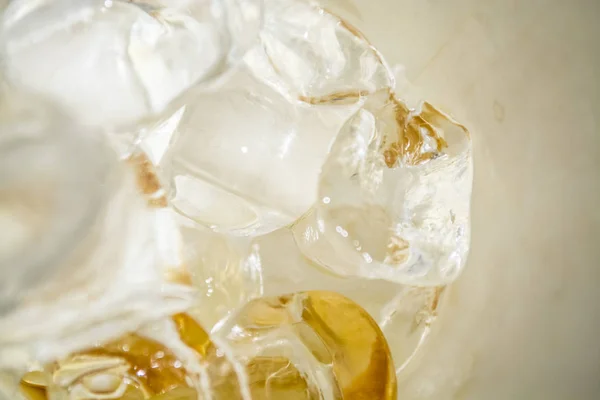 Nagy jég egy erős kávé pohár kocka. Alternatív hideg sört inni. A színek és a foltok a fény játék. — Stock Fotó