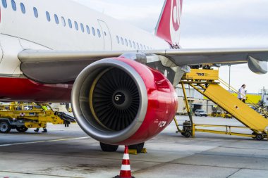 Viyana, Avusturya, 26.02.2019. Viyana banliyösünde havaalanında uçakların son iniş. Yolcu Otobüsü hareket. Güneşli gün.